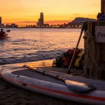 Activités nautiques barcelone : paddle sur sable humide près de la mer, kayaks au large, Port Olímpic