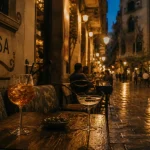 Barcelone la nuit : rue du Barri Gòtic, bars et terrasses au golden hour