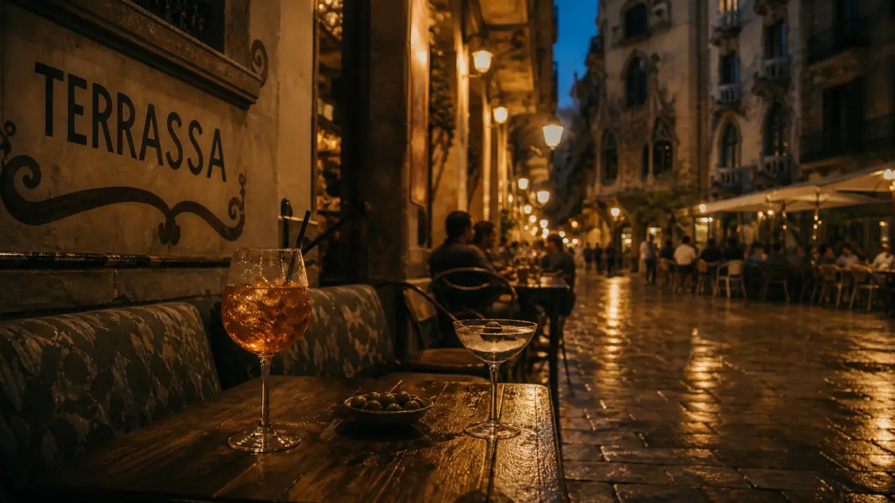 Barcelone la nuit : rue du Barri Gòtic, bars et terrasses au golden hour