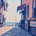 Barceloneta : ruelle de pêcheurs près de la promenade maritime