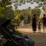 Famille barcelone au parc de la Ciutadella avec poussette