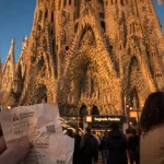 La sagrada familia à Barcelone : façade Nativité et billets en main au golden hour