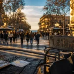 Photo des las ramblas à Barcelone, golden hour et foule floue