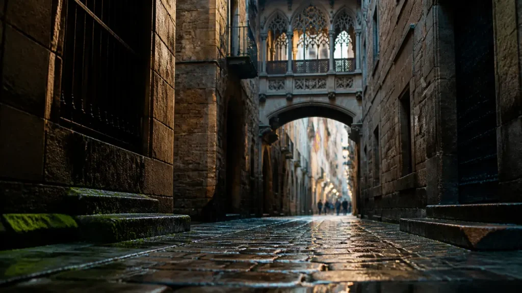 Quartier gothique barcelone : ruelle étroite, pierre humide et pont néogothique