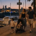 Que faire le soir a Barcelone en famille : promenade Port Vell au crépuscule, famille et enfants