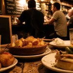 Restaurant tapas barcelone les mieux notés : patatas bravas fumantes