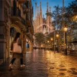 Visiter barcelone en un jour : chemin vers la Sagrada Família, passerelle piétonne à Gaudí à la lumière dorée