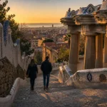 Visiter parc guell barcelone : escalier en pierre et mosaïques trencadís