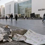 Art contemporain barcelone : MACBA, rue du Raval, affiche sur banc