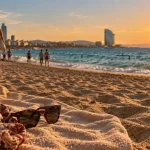 Plages nudistes Barcelone : serviette sur sable et mer Méditerranée