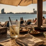 Plages privées Barcelone : table tapas sur la plage, caña et transats