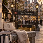 centre ville barcelone shopping près de Plaça Catalunya, sacs et lunettes sur banc près du métro